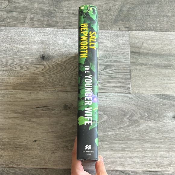 🌸 3 For $20 🌸 The Younger Wife by Sally Hepworth (Book/Novel) - Picture 6 of 6